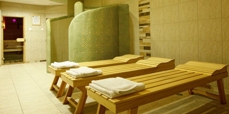 W strefie relaksu znajduje się sauna sucha i mini łaźnia