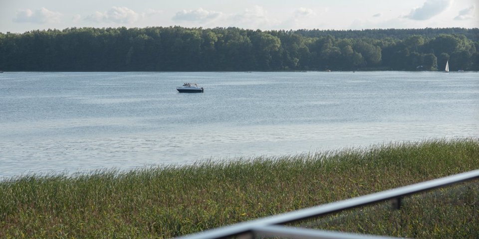 Goście mogą podziwiać piękną przyrodę Jeziora Ukiel