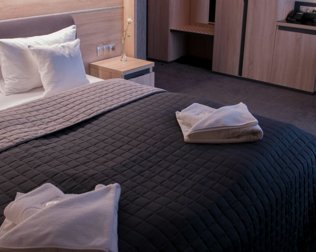 W pokojach znajdują się wygodne łóżka podwójne lub pojedyczne