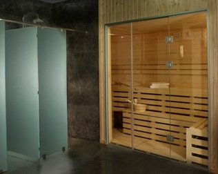 Goście mogą skorzystać z sauny i siłowni