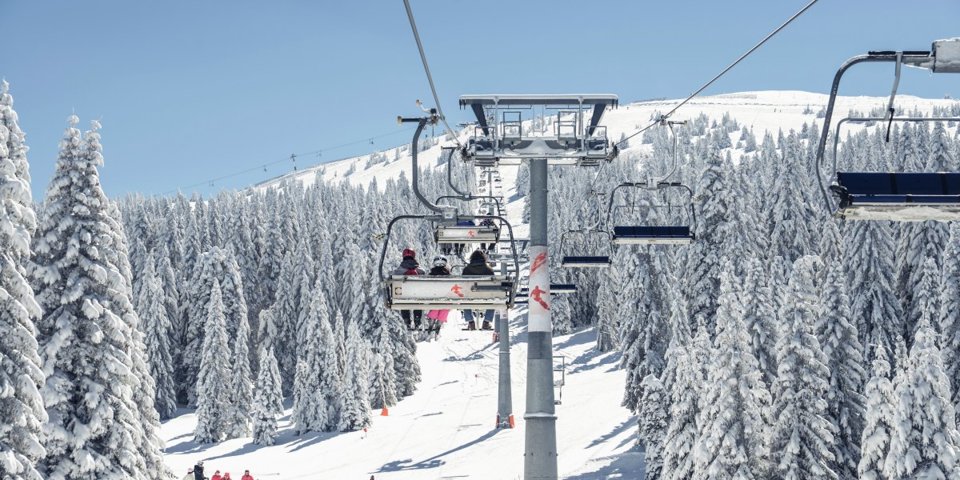 Nieopodal znajdują się stoki narciarskie oraz liczne trasy nart biegowych