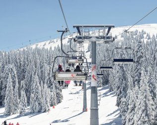 Nieopodal znajdują się stoki narciarskie oraz liczne trasy nart biegowych