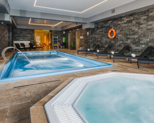 W hotelu można korzystać z basenu oraz jacuzzi