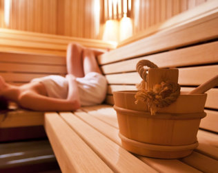 Goście mogą skorzystać z sauny fińskiej oraz łaźni parowej