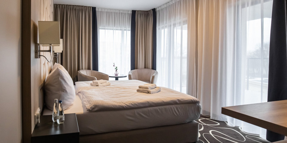 Pokoje Deluxe posiadają własne balkony, klimatyzację i czajnik