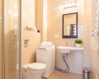 Każdy apartament dysponuje prywatną łazienką z kabiną prysznicową