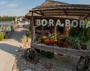Letnia restauracja grillowa Bora Bora znajduje się przy samym jeziorze