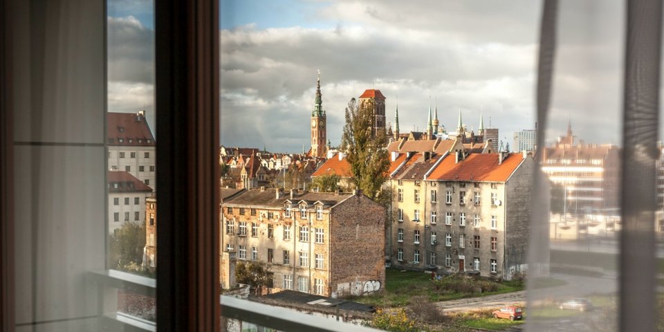 Z okien apartamentów rozpościera się widok na historyczną część Gdańska