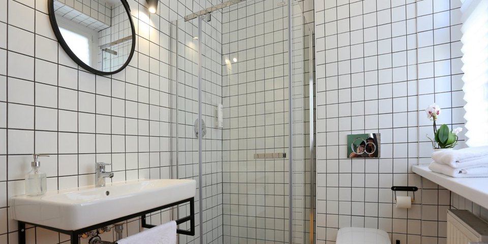 W przestronnej łazience znajduje się kabina prysznicowa