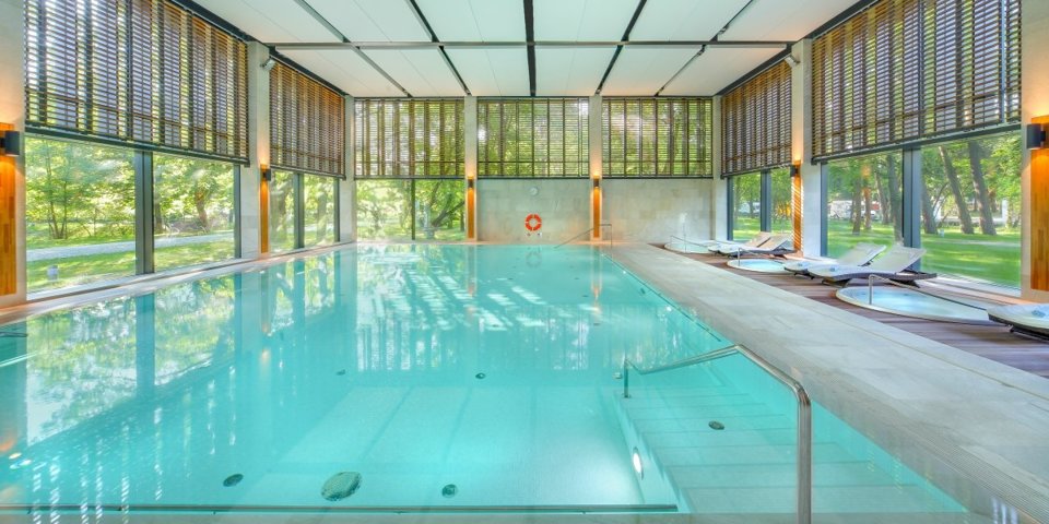 Goście obiektu mogą korzystać z basenu solankowego w sąsiednim hotelu Eva Park