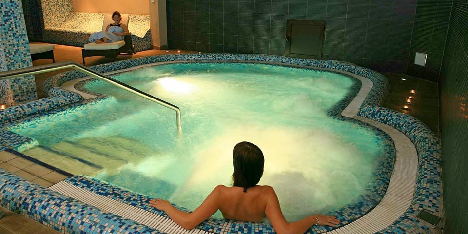 W hotelu jest też basen z ogrzewaną słodką wodą (nieczynny latem)