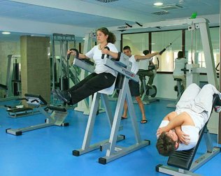 Osoby lubiące aktywność fizyczną mogą spędzić czas na siłowni