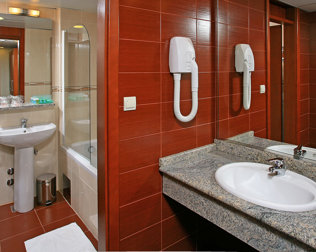 Rozbudowana łazienka w apartamencie junior suite