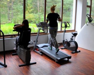 Osoby lubiące aktywność fizyczną mogą skorzystać z siłowni