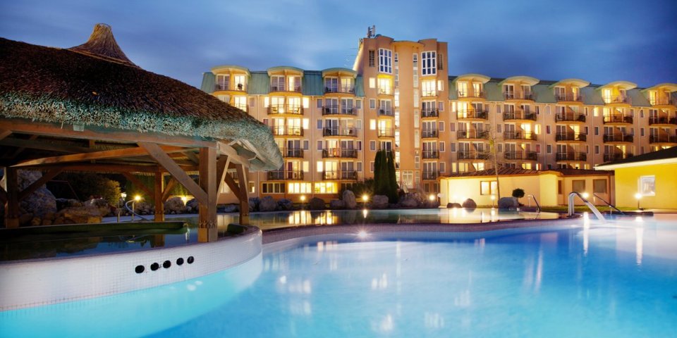 Hotel Europa Fit położony jest nieopodal jeziora termalnego