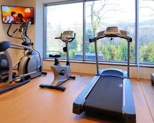 Osoby lubiące aktywność fizyczną mogą skorzystać z sali fitness