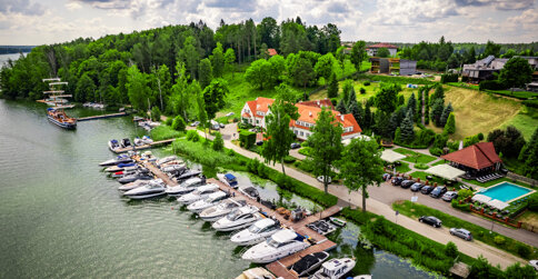 Hotel Amax *** jest położony nad samym brzegiem Jeziora Mikołajskiego