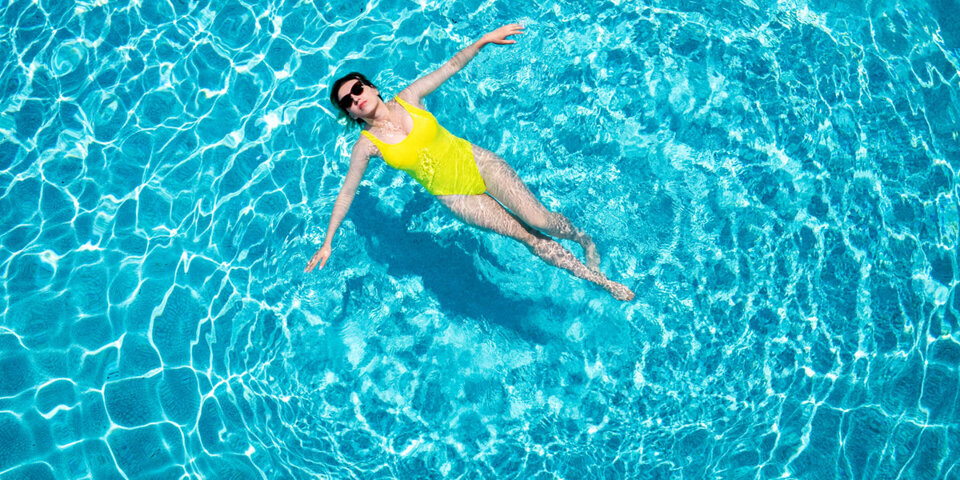 Błogie chwile relaksu w zewnętrznym basenie to kwintesencja lata