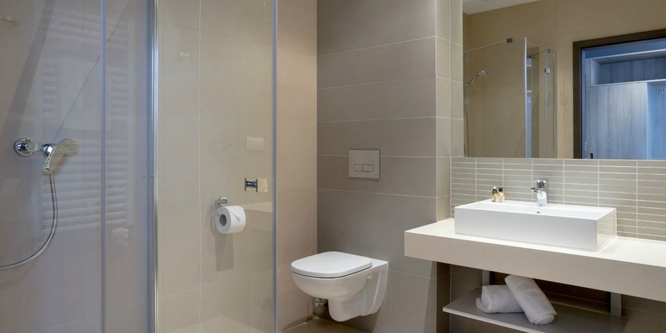 Funkcjonalne łazienki wyposażono w kabinę prysznicową