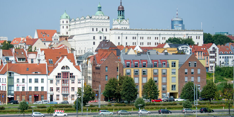 Mieści się tuż obok Zamku Książąt Pomorskich w Szczecinie