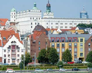 Mieści się tuż obok Zamku Książąt Pomorskich w Szczecinie