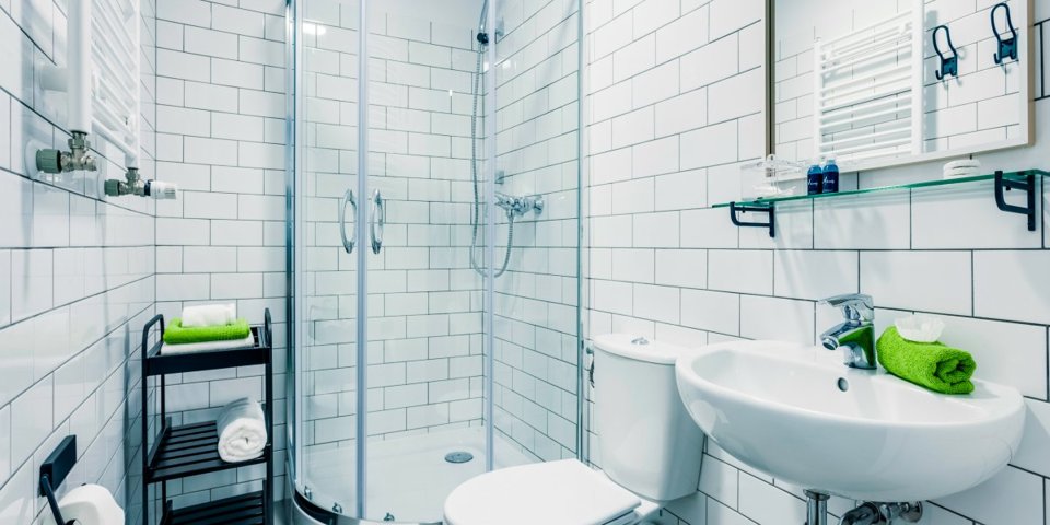 Każdy pokój posiada prywatną łazienkę, gdzie można znaleźć komplet ręczników