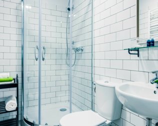 Każdy pokój posiada prywatną łazienkę, gdzie można znaleźć komplet ręczników