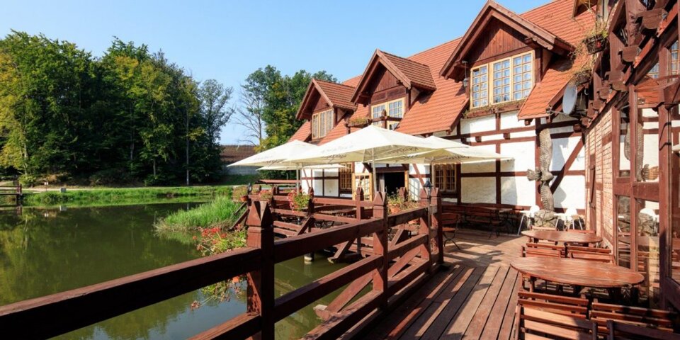 Restauracja Gościniec posiada taras z widokiem na jezioro