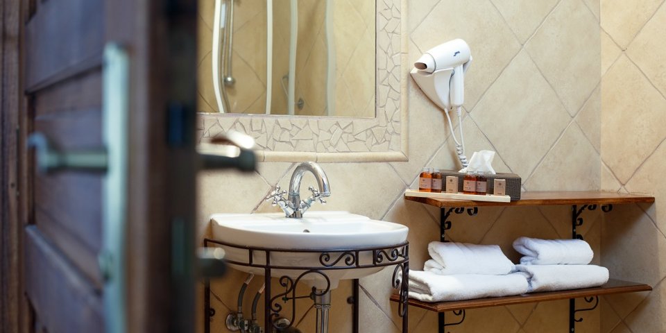 W pokojach są prywatne łazienki z zestawem kosmetyków, suszarką i ręcznikami