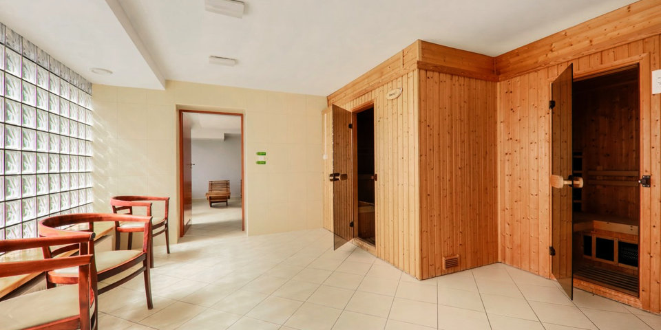 Dostępne są sauna sucha, sauna Infrared oraz wypoczywalnia z leżakami