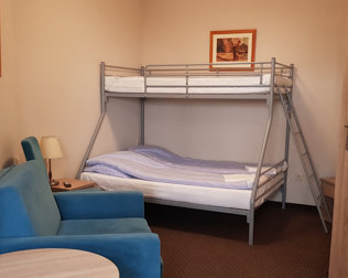 W pokojach 4-osobowych znajdują się łóżka piętrowe