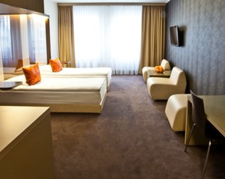 Pokoje są stylowo urządzone w kremowej kolorystyce z drewnianymi meblami