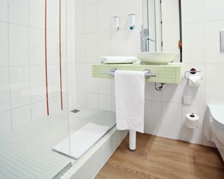 Łazienka jest wyposażona w kabinę prysznicową