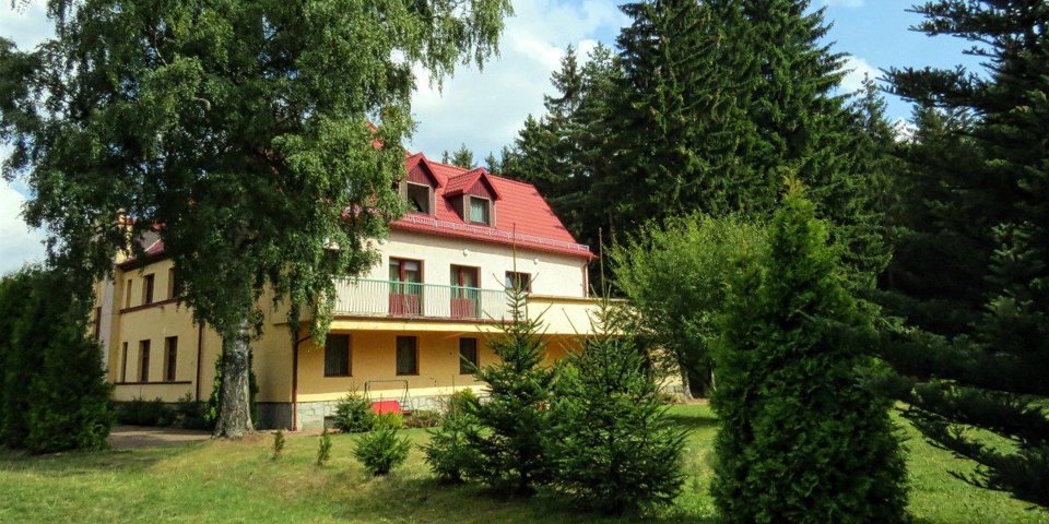 Rezydencja Zadrna*** zlokalizowana jest we wsi Chełmsko Śląskie