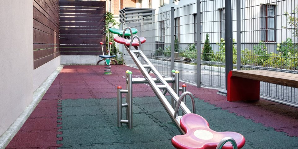 Najmłodsi gości mogą skorzystać z placu zabaw na świeżym powietrzu