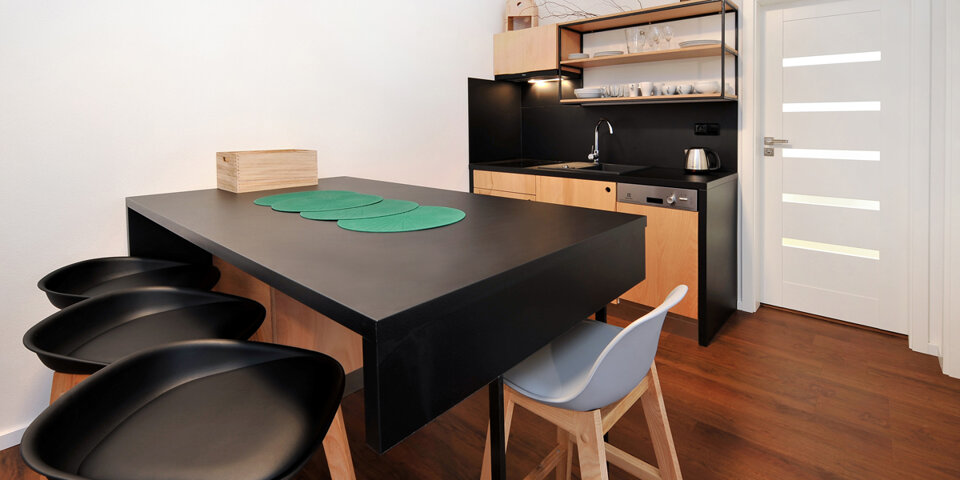 W każdym apartamencie znajduje się aneks kuchenny oraz wygodny stół z krzesłami
