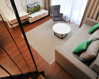 Dwupoziomowy apartament z antresolą może pomieścić 6 osób