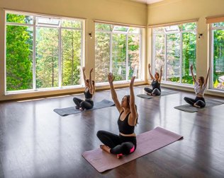 Sala fitness umożliwia uprawianie jogi