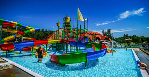 Na terenie obiektu znajduje się zewnętrzny aquapark z mnóstwem letnich atrakcji