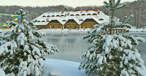 Hotel jest położony nad jeziorem w miejscowości Pokrzywna w woj. opolskim