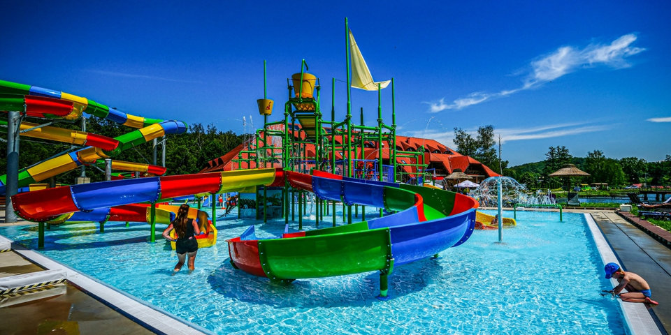 Na terenie obiektu znajduje się zewnętrzny aquapark z mnóstwem letnich atrakcji