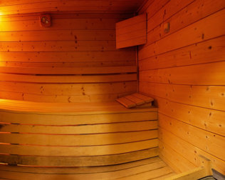 W obiekcie jest dostępna również sauna sucha i łaźnia parowa