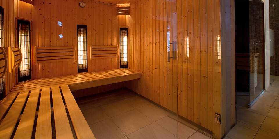 Mieści się tutaj sauna sucha i sauna na podczerwień