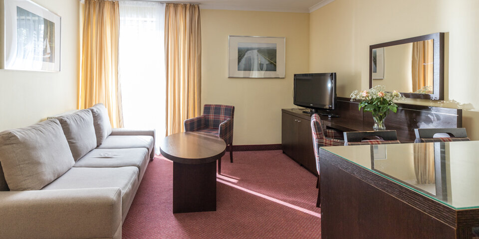 Dla gości przygotowano komfortowe i eleganckie pokoje i apartamenty