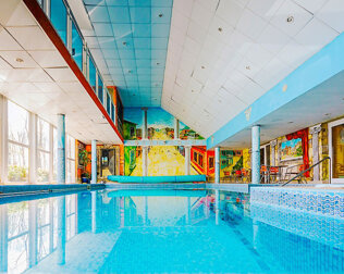 Dużą halę basenową zajmuje rozległy basen z obszernym przeszkleniem
