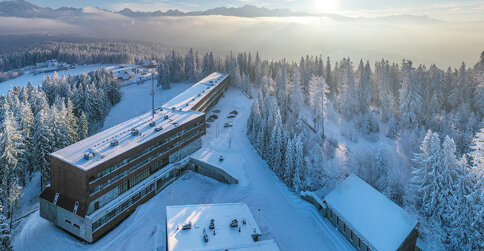 Hotel Tatry jest usytuowany na wysokości 1105 m n.p.m. na Polanie Zgorzelisko