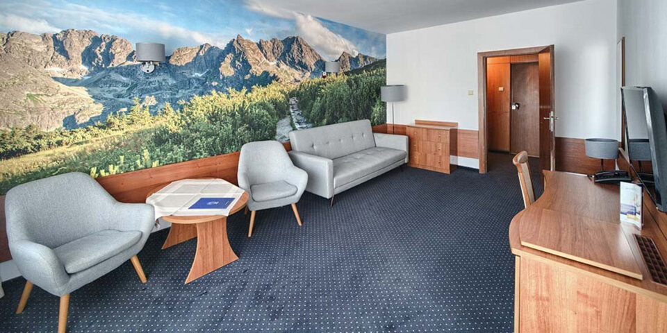 Ozdobą apartamentu jest fototapeta z tatrzańską panoramą