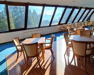 Restauracja ma piękną panoramiczną ścianę z widokiem na góry i przyrodę