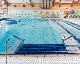 Aquapark Helios to rodzinne centrum sportowe z basenami, kręgielnią, siłownią
