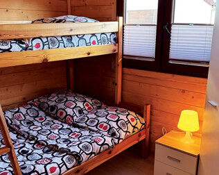 W niektórych sypialniach są dodatkowo piętrowe łóżka